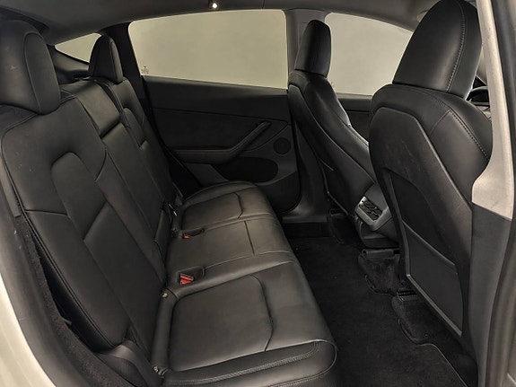 Tesla Model Y 5 of 7