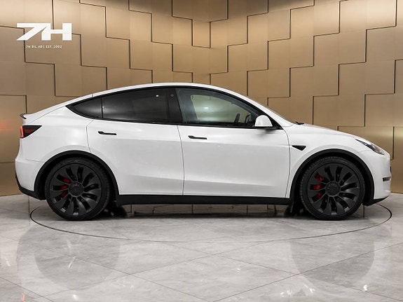 Tesla Model Y 2 of 7