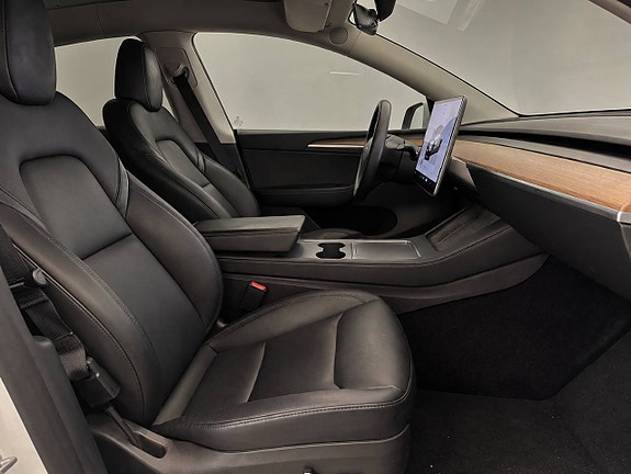 Tesla Model Y 4 of 7