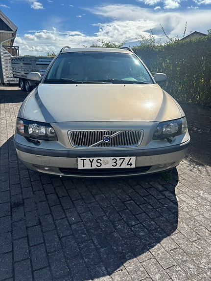Volvo V70 2 of 8