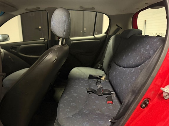 Toyota Yaris 8 of 13