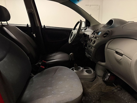 Toyota Yaris 11 of 13