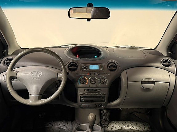 Toyota Yaris 13 of 13