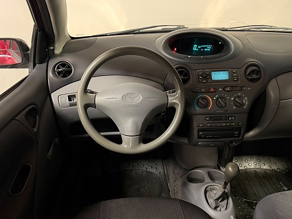 Toyota Yaris 10 of 13
