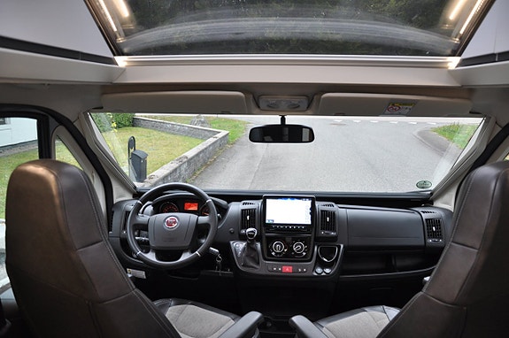Adria Luftfjädring. Skyroof. Maxxfan. 9-v autom. 160hk. Drag. 10 of 30