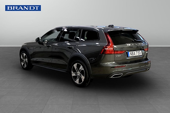Volvo V60 Cross Country 2 of 9