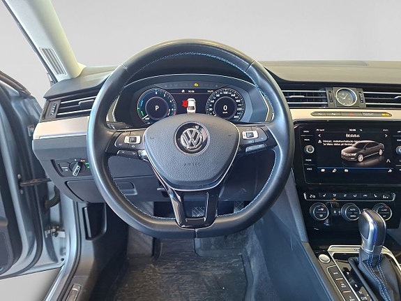 Volkswagen Passat 12 of 15