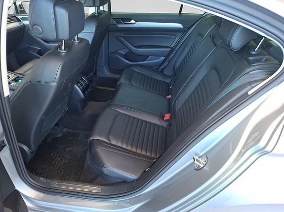 Volkswagen Passat 13 of 15