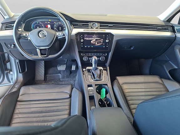 Volkswagen Passat 10 of 15