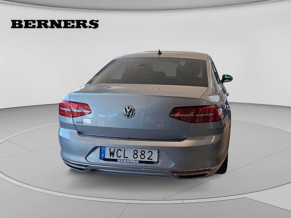 Volkswagen Passat 4 of 15