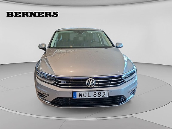 Volkswagen Passat 8 of 15