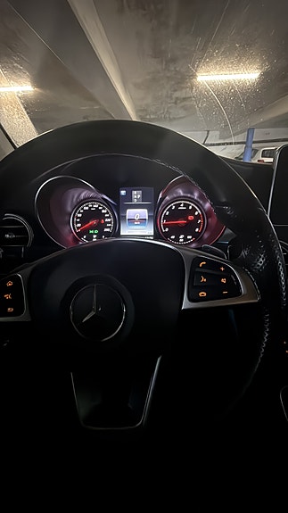 Mercedes-Benz GLC250 4 of 11