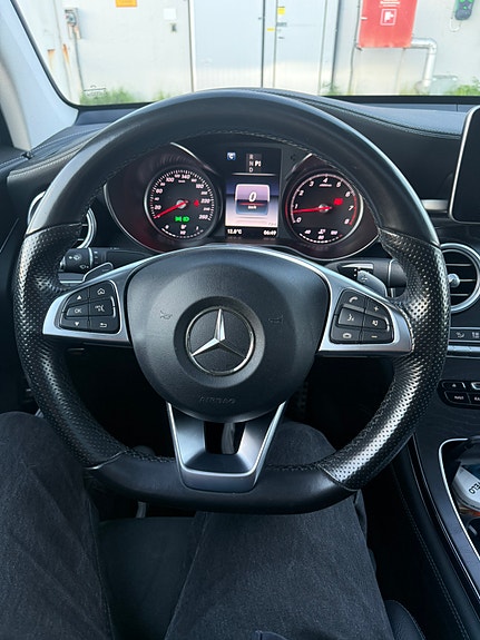Mercedes-Benz GLC250 3 of 11