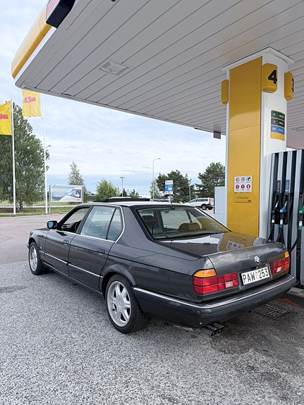 BMW 750iL 2 of 23