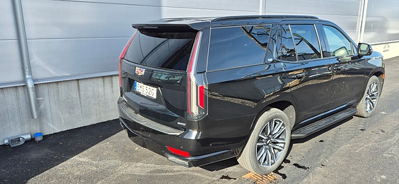 Cadillac Escalade 3 of 8