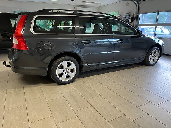 Volvo V70 2 of 9