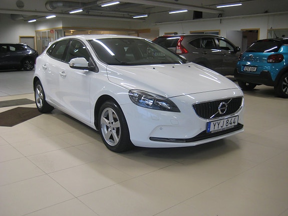 Volvo V40 2 of 14