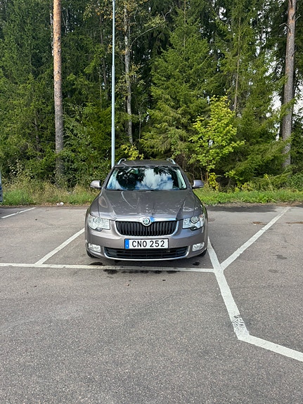 Skoda Superb 2 of 10