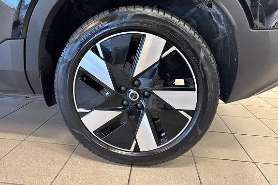 Volvo EX40 21 of 23