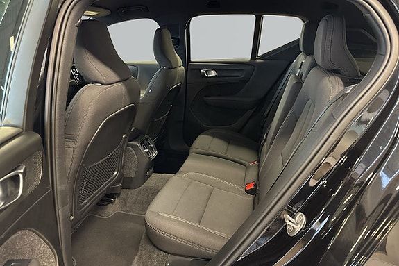 Volvo EX40 7 of 23