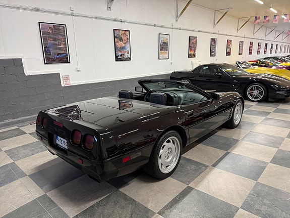 Chevrolet Corvette 12 of 24