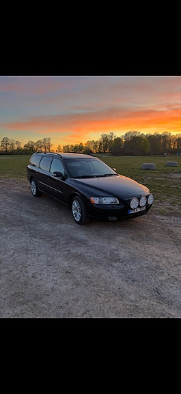 Volvo V70 2 of 6