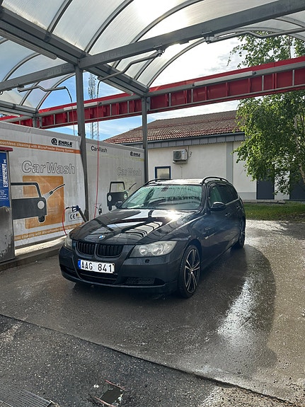 BMW 325i 2 of 3