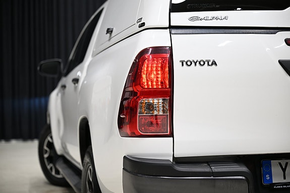 Toyota HiLux 14 of 30