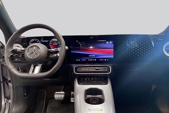 Mercedes-Benz GLB250+ 7 of 14