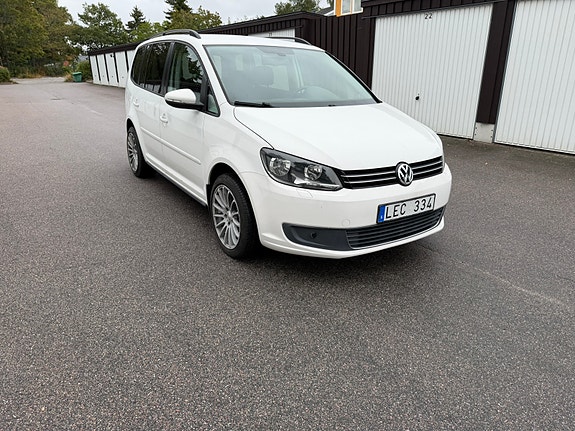 Volkswagen Touran 2 of 5