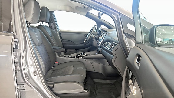 Nissan Leaf 8 of 12