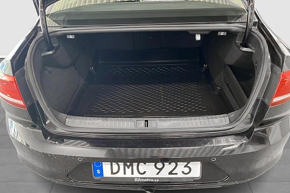 Volkswagen Passat 3 of 11