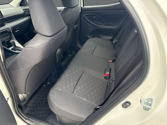 Toyota Yaris 9 of 12