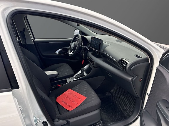 Toyota Yaris 8 of 12