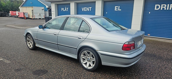 BMW 523i 4 of 4