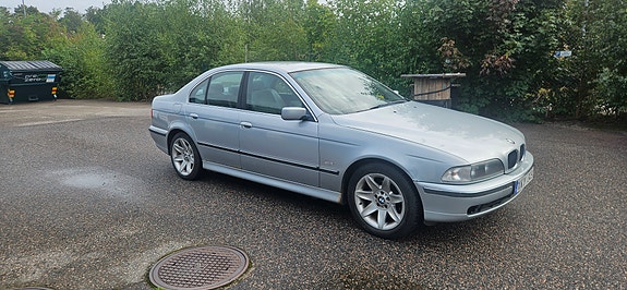 BMW 523i 3 of 4