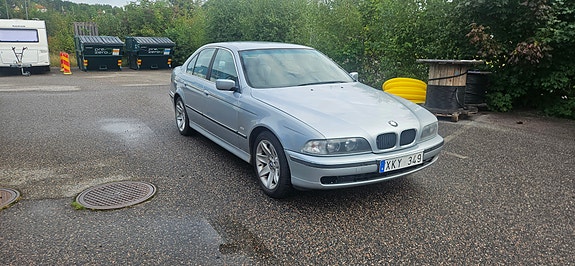 BMW 523i 2 of 4