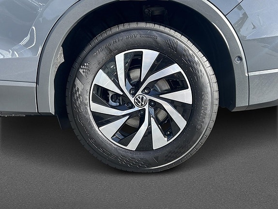 Volkswagen Tiguan 8 of 16