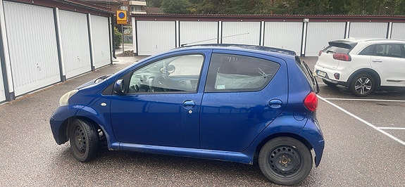 Toyota Aygo 2 of 6