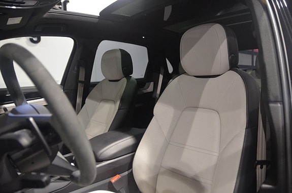 Porsche Cayenne 10 of 21