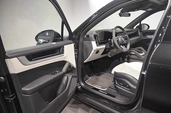 Porsche Cayenne 9 of 21