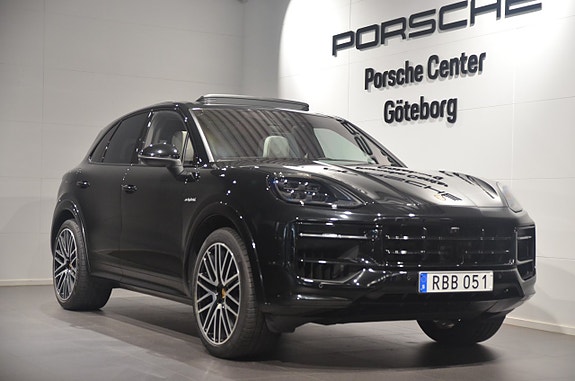 Porsche Cayenne 2 of 21