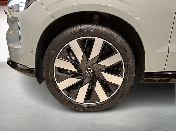 Volvo EX90 9 of 15