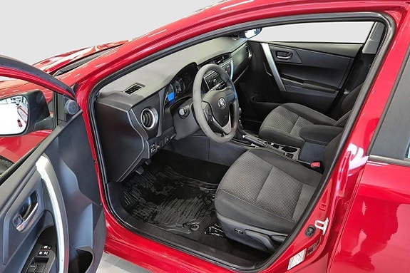Toyota Auris 8 of 12