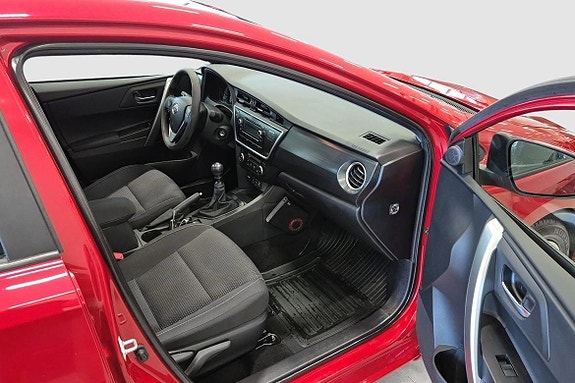 Toyota Auris 7 of 12