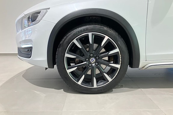 Volvo S60 Cross Country 30 of 30