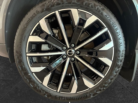 Volvo XC90 10 of 16