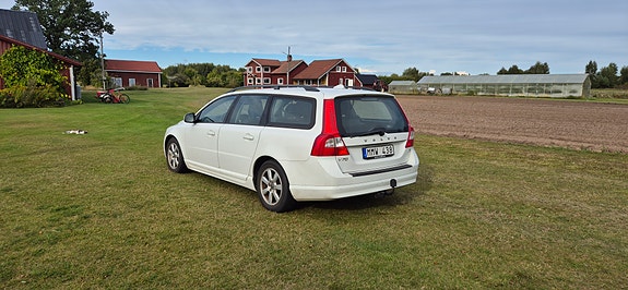 Volvo V70 2 of 8