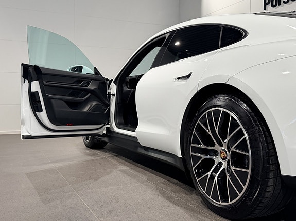 Porsche Taycan 9 of 24