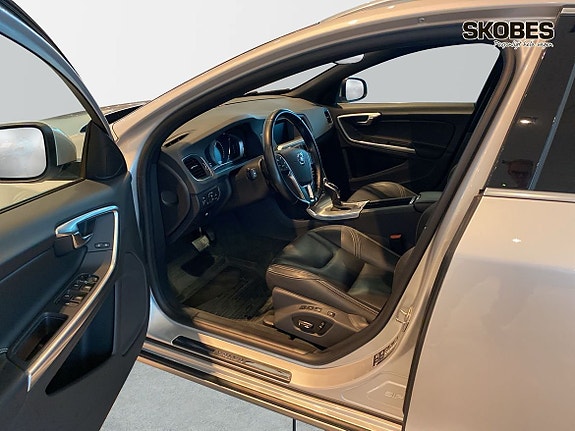 Volvo V60 8 of 28